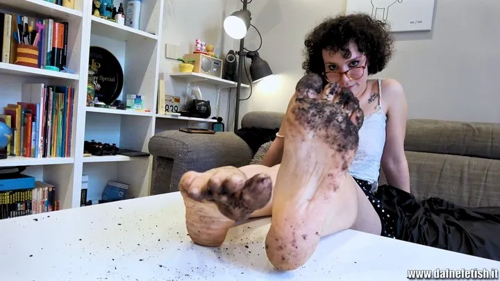 Dafnefetish Clips Store - Maggie: footjob con i piedi sporchi - Maggie: dirty feet footjob
