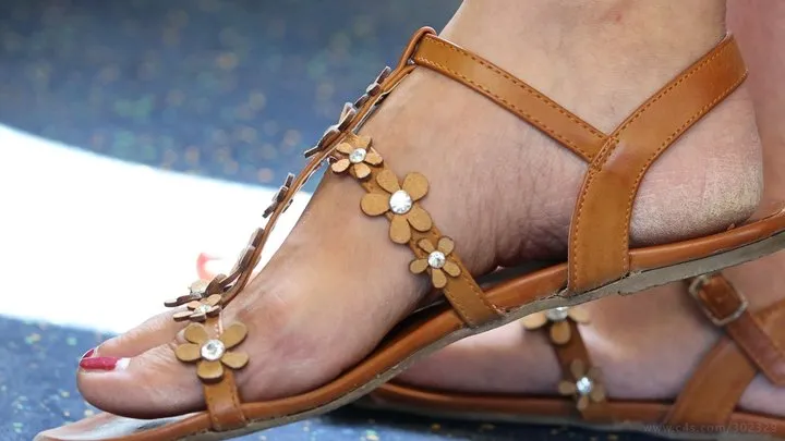 Footworshiplovers - Amazing foot and sandal fetish admiration, hot feet and legs, sexy legs movements
