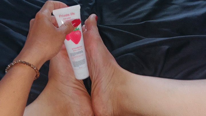 Goddess Foot Fetish - Practicing to give massages with the pronounced arches of the feet (7)