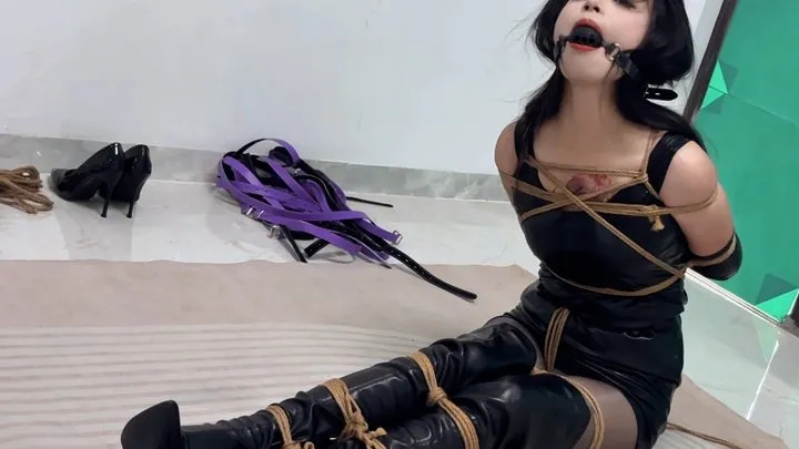 Bingyue - Chinese girls wearing queen costumes play with handcuffs, shackles and full body ties plus Japanese-style strands with oversized mouth balls