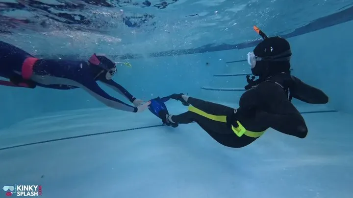 Kinky Splash - Snorkel Babes Underwater Battle for Fins in Tight Neoprene - MP4
