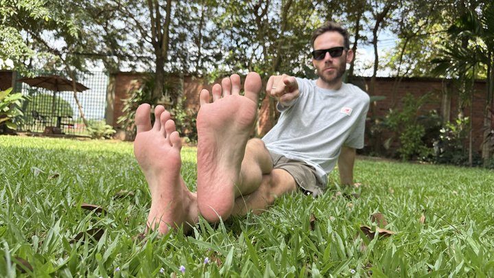 Feet Vini - Barefoot morning tease - dirty soles, big feet - Feet Vini foot size 15