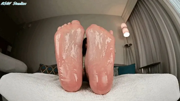 Amateur Soles Giantess And Footjobs - Diva's JUICY BIG SOLE SHOW! SUPER OILY! - MP4