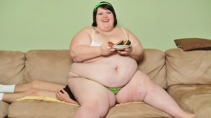 Fun With Tiffany - Fat Fetishes - Skinny Guy Squashed By Jenny While She Eats & Tiffany While She Reads *WMV*