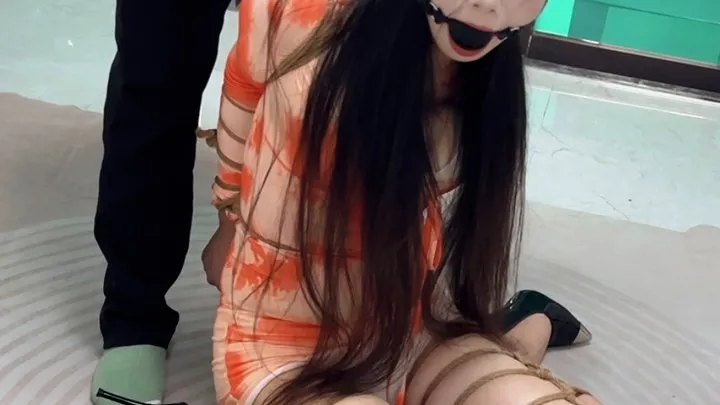 Bingyue - Chinese girls play with legs bound European straight arm limit horse mouth ball placement