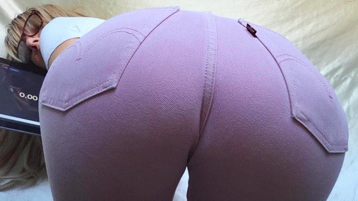 Cute College Gal Going Naughty - Pink Levi's Jeans Facesitting Timer Test