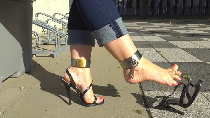 Boots - High Heels - Feet&legs - Neele - Jeans and Fuss Sandals Walking and Posing - mp4 1920x1080