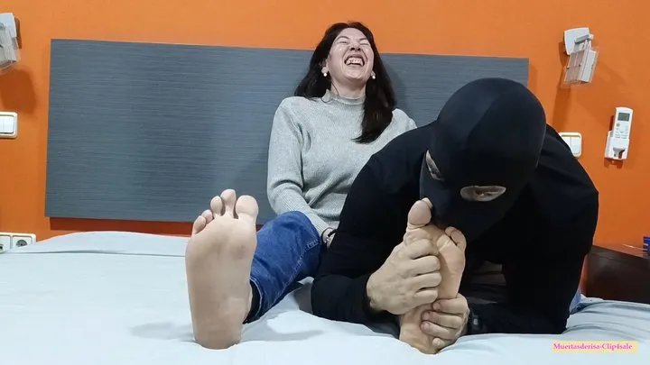Muertas De Risa - Newbie Vero has very ticklish big feet.