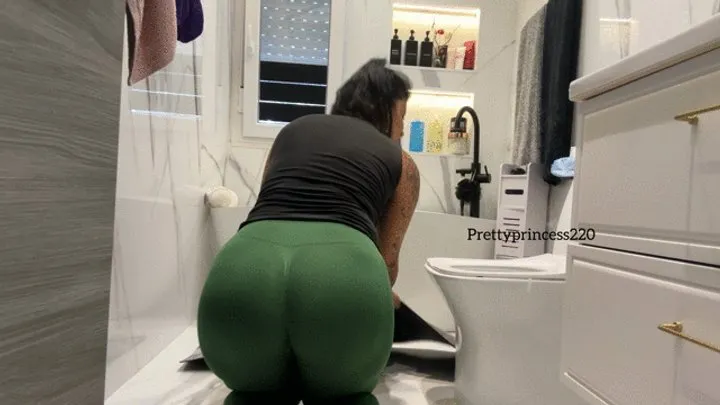 Prettyprincess2 And Ricardo73 - Dirty girl clean bathroom