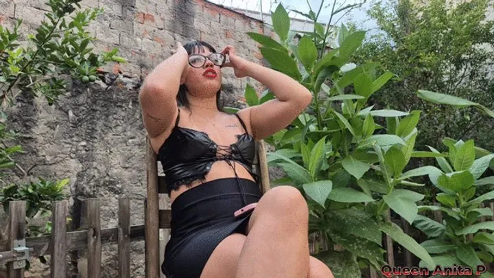 Queen Anita P - Introducing the new house with farts - part 1
