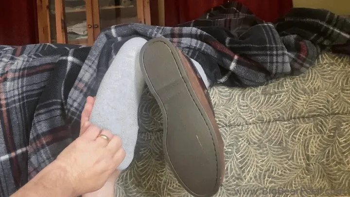 All Male Tickling Dungeon - Im1n2ft - Playing with Itchy Feet IV - tickling big wide feet with itching powder in the socks