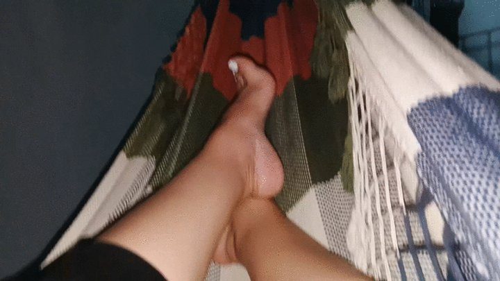 Goddess Foot Fetish - The feet of the beautiful lady reveals her pronounced arches as she relaxes (7)