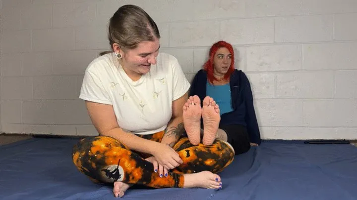 Thesolemates - Stitch tickles Alice’s bare feet (1080)