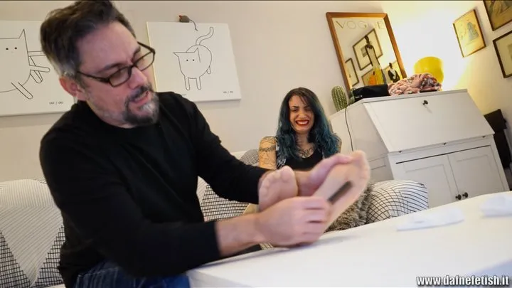 Dafnefetish Clips Store - Lilli Bayle: solletico con calze e calzini - Lilli Bayle: tickling in white socks and stockings (FOOT TICKLING)