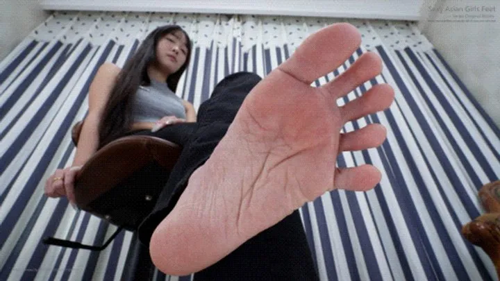 Sexy Asian Girls Feet - Sexy Asian girl Linlin showcases her sexy 39EU big feet5 HD