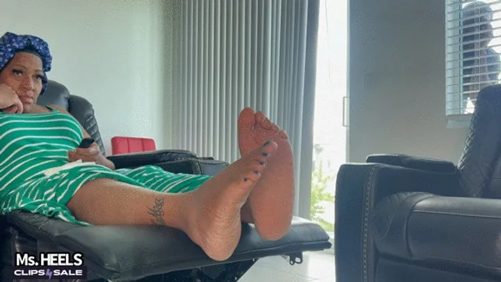 Queentacular - Nosey Neighbor Get Caught Peeping - Ms Heels Foot Worship