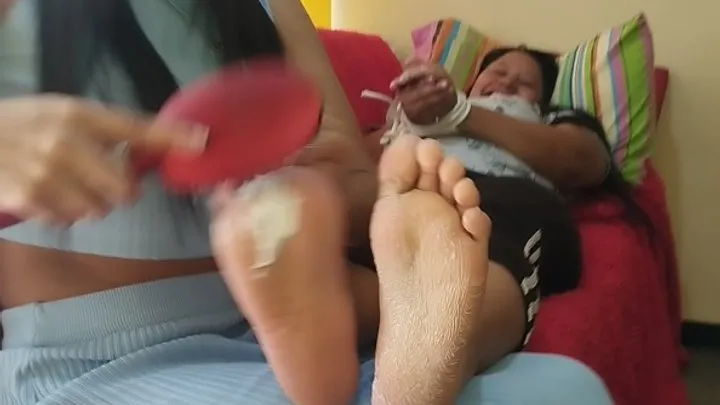Ninosticklingstudio - Linda debuts her tickly soles on set