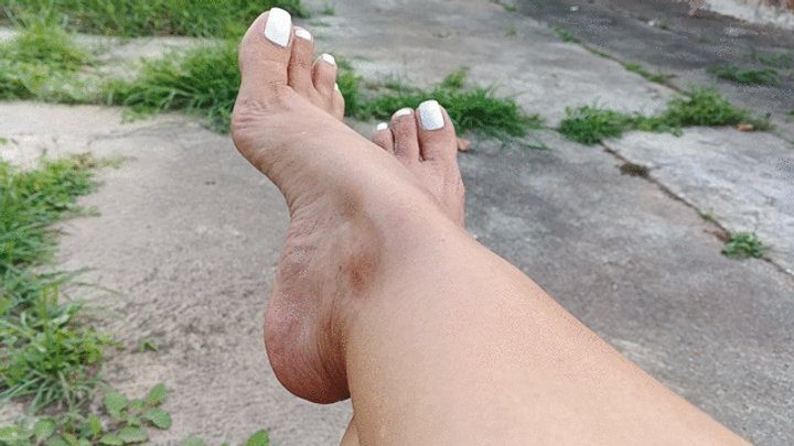 Goddess Foot Fetish - Delight of pronounced arches on the wonderful feet of a goddess (3)