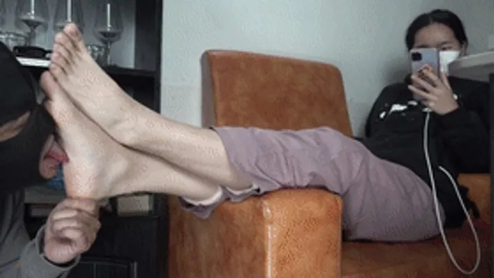 Asian Feet Goddess Worship - Jiajia's alluring feet, licking and sucking toes!