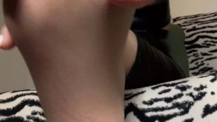 Ryssaqu33n - On your knees, worship my nylon feet