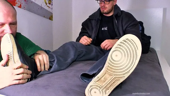 Czechmalefoot Video Store - Bearded bareoot guy Dusan, foot worship