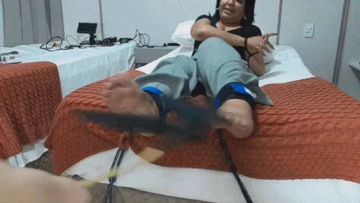 Tropical Foot Fetish Videos - Presents Luna in very ticklish soles torment