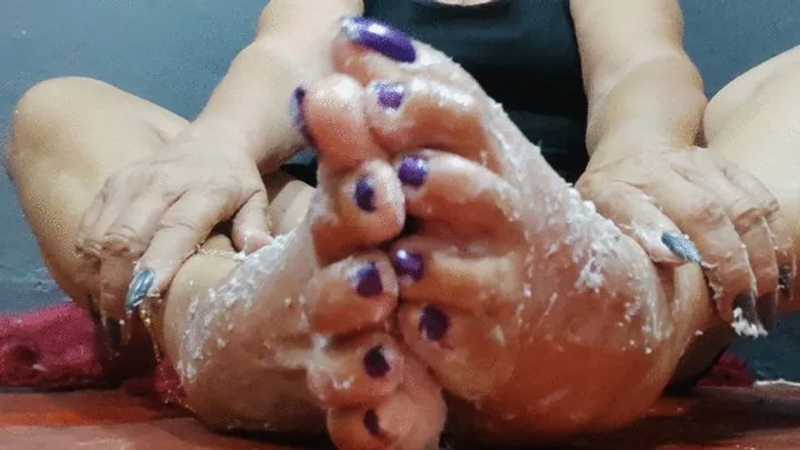 Goddess Foot Fetish - How incredible how this lady plays with her bare feet and wrinkled soles (1)