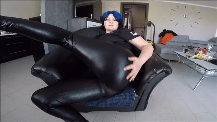 Justme - Farting in black leather pants.