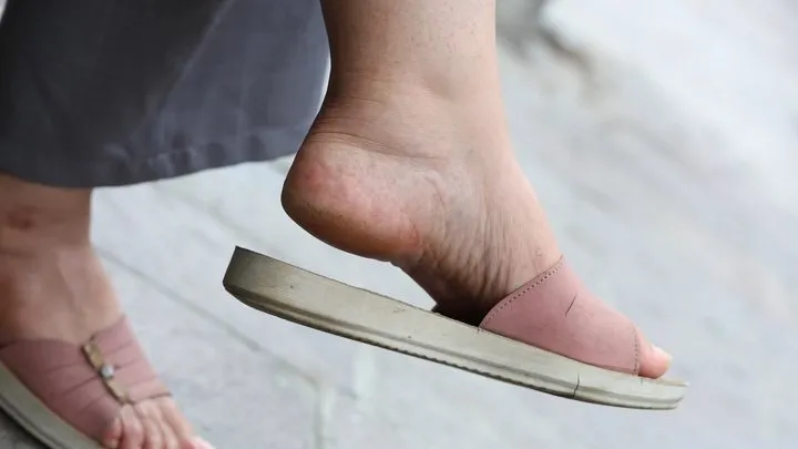 Footfetishamateur - Slippers dangling, cracked heels, foot fetish admiratrion