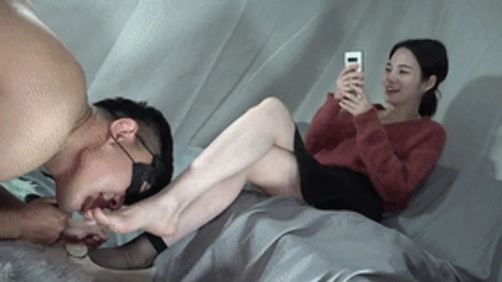 Asian Feet Goddess Worship - Goddess Su Su's feet are humiliated, licking and sucking on her toes!