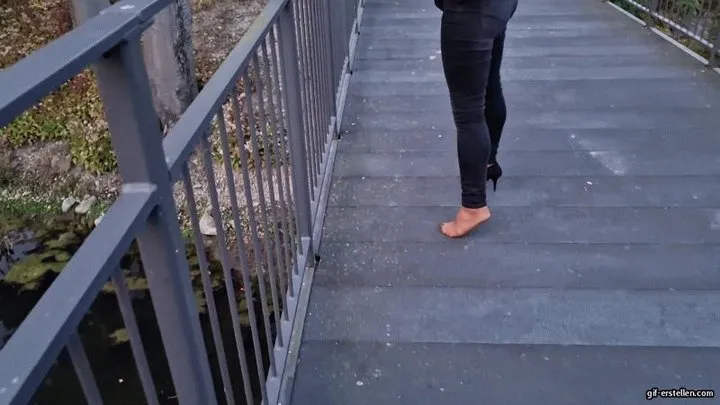 Helenas Feet High Heels Tights Legs - I lost my black Shoe from the bridge into the water HD wmv 1920x1080