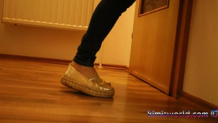 Kimisworld - Dangling Temptation – Espadrilles & Wooden Sandals Footplay