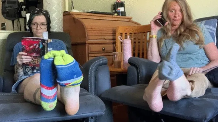 Aariels Fetish Clips - WHO'S FEET ARE LONGER?