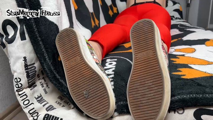 Stepmommy House - Goddess put her Feet in Dirty Sneakers on the Couch after Workout - Yoga pants Tight sexy Ass, Worship petite Feet of the Mistress, Smoking in bed, Fetish on black Bra, Wrinkled soles of Feet 4k