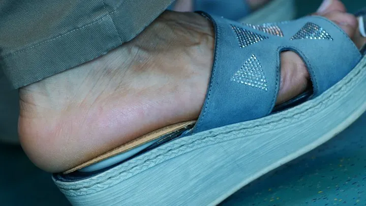 Footfetishamateur - Candid sandals and foot fetish watching close-up, hot foot heels, the feet move continuously in an attractive way