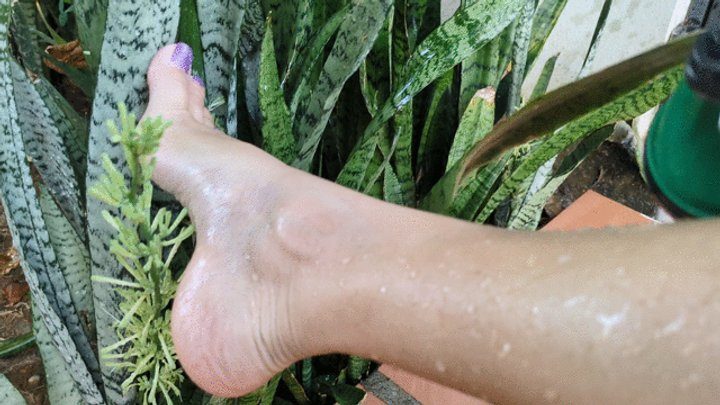 Foot Fetish Paradise - Katherine highly arched feet in the garden