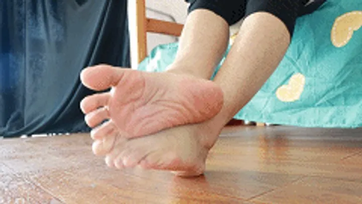 Gts Asia Vr World - ANNA rubbed her feet against each other