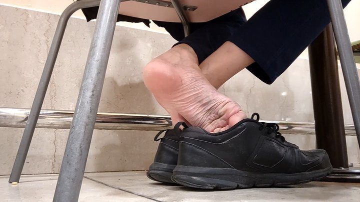 Salvatrix Crucifix - Long video of shoeplay, dipping, heelpopping and barefoot (avi)