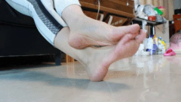 Gts Asia Vr World - 4K MARTINA crossed her legs and rubbed her feet together