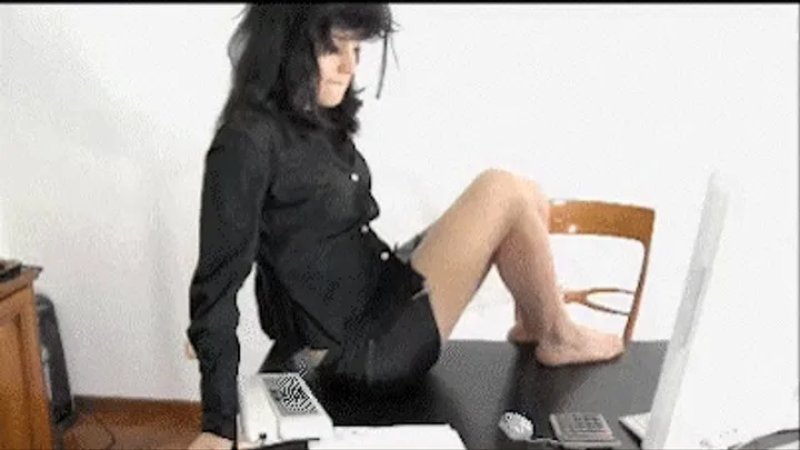 Fetish 4 Mobile - Il tuo collega di ufficio - Your office colleague ( MP4 - MOBILE VERSION )