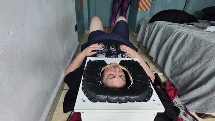 Fetish Factory Brazil Farting - Farting on my slave in the Smokerbox after a workout at the gym - By Raquel Fisher - Clip 1