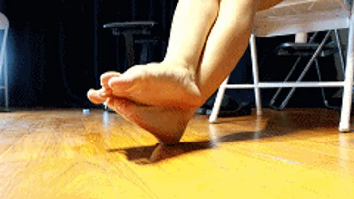 Gts Asia Vr World - 4K LELE crossed his feet and rubbed them together