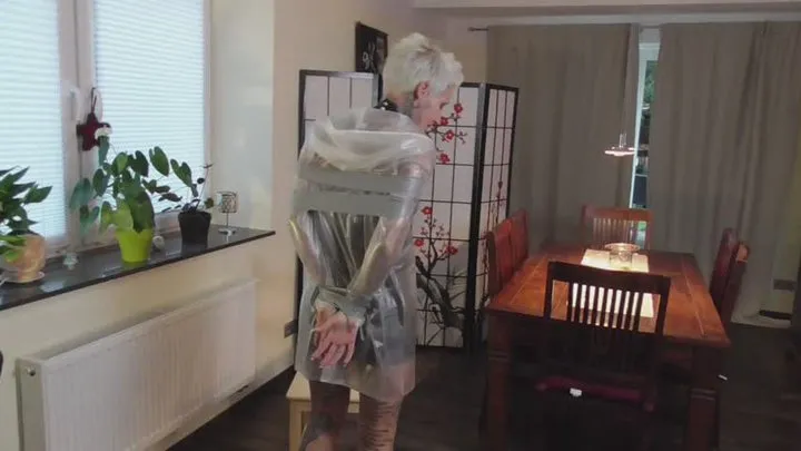 Real Rainwearbondage - Miss Francine wird in einem knappen Lackoutfit und einem transparenten Regenmantel gefesselt und mit Tape geknebelt