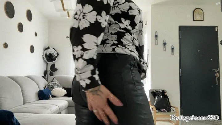 Prettyprincess - buttcrack with leather pants and farts a lot