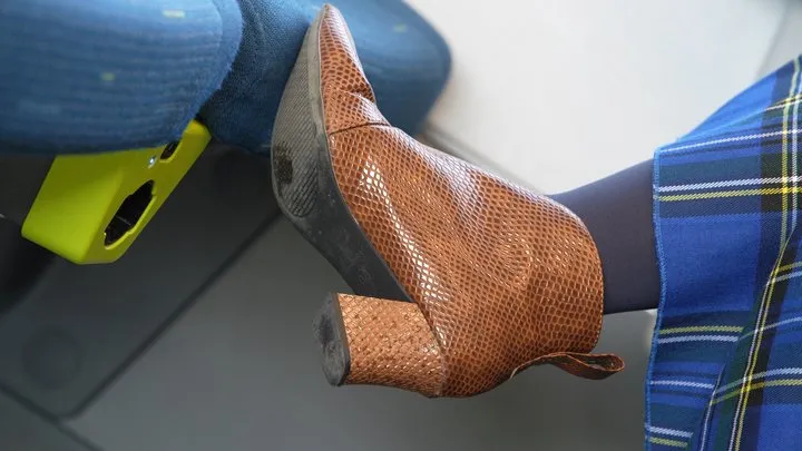 Footfetishamateur - Very sexy high heel boot, crocodile texture, pointed and dirty soles push seat, ignoring feet and shoe fetish.