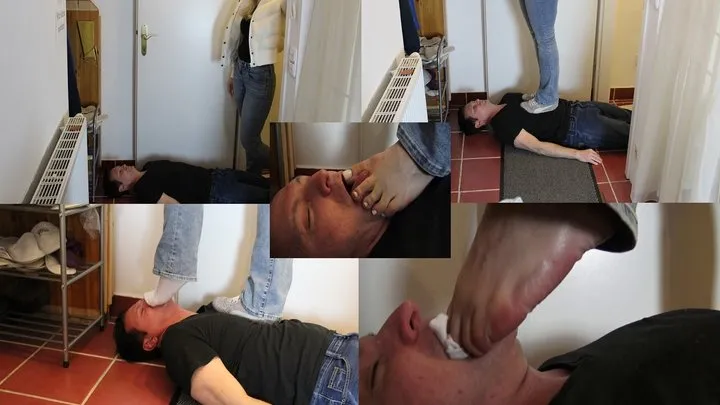 Smell My Feet Girls - Foot Smelling 207mp4