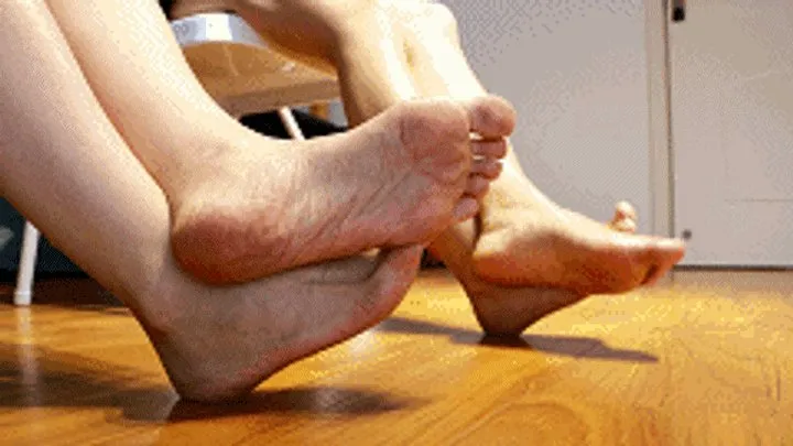 Gts Asia Vr World - Two models in Asia crossed their legs and rubbed their feet together