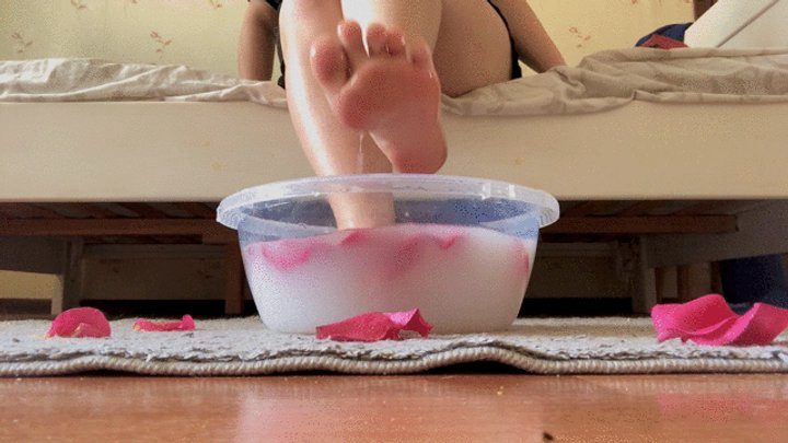 Redpepinofootfetish - Feet bathing!