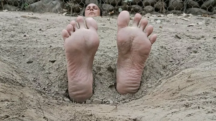 Goddess Foot Fetish - Buried on the beach with only my feet and head outside, my soles are tickled a lot (C3)