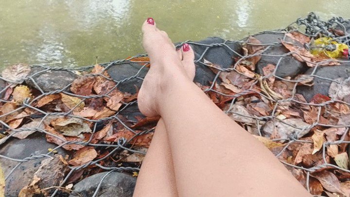 Goddess Foot Fetish - Very pronounced arches on the river bank (3)